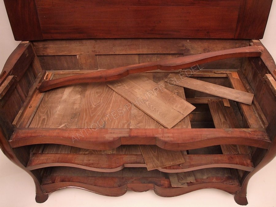Planchers de châtaignier d’une commode malouine